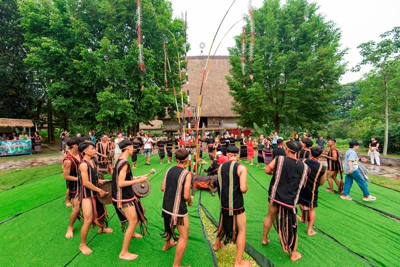 Từ ngày 1 - 31/10/2025, Làng Văn hóa - Du lịch các dân tộc Việt Nam tổ chức các hoạt động tháng 10 với chủ đề “Em là hoa của núi”. Ảnh: LVH