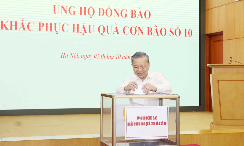 Tổng Bí thư Tô Lâm ủng hộ đồng bào khắc phục hậu quả cơn bão số 10.