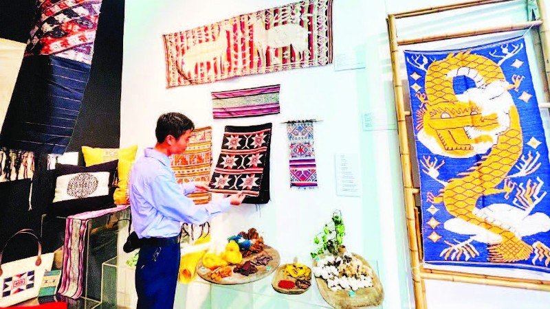 Các sản phẩm thổ cẩm được tạo ra từ kỹ thuật dệt “Tằm Hục Màn” của người Thái ở bản Hoa Tiến (Nghệ An) tưởng chừng mai một đang được lan tỏa rộng rãi nhờ sự hỗ trợ từ Hội đồng Anh.