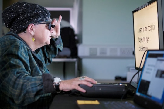 Bà Sheila Irvine là một trong những bệnh nhân đầu tiên tham gia thử nghiệm. Ảnh: Moorfields Eye Hospital