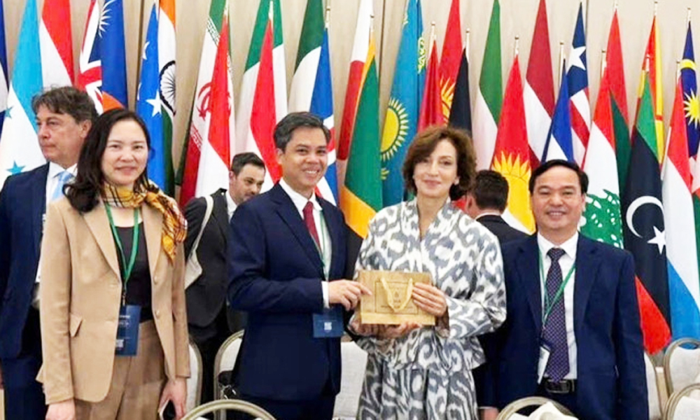 Ông Nguyễn Văn Chiến, Trưởng Ban Tuyên giáo và Dân vận Tỉnh ủy Hưng Yên (bên trái) gặp gỡ, trao đổi với bà Audrey Aziulay, Tổng Giám đốc UNESCO.