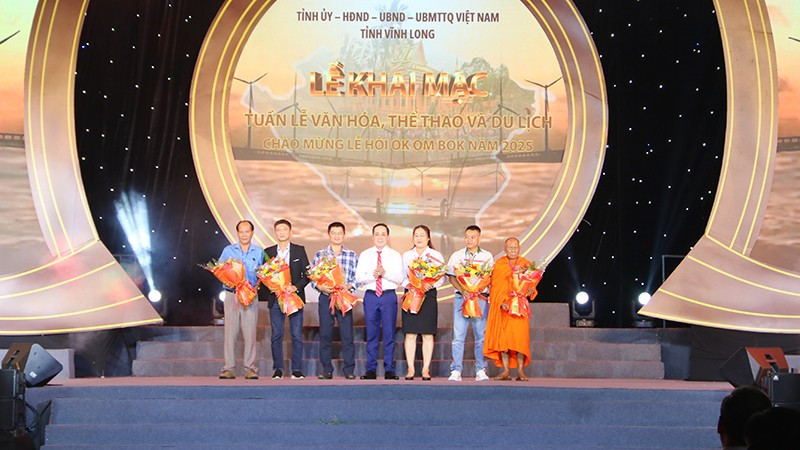 Lãnh đạo Tỉnh ủy Vĩnh Long tặng hoa cho đại diện các đơn vị, tổ chức tài trợ Lễ hội Ok Om Bok năm 2025.