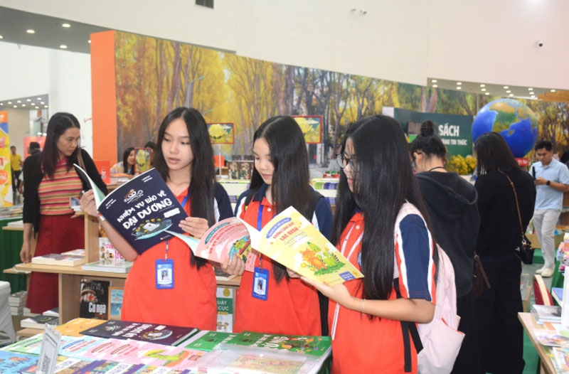 Văn hóa Việt tỏa sáng tại Hội chợ mùa thu. Ảnh: Các em học sinh tham quan khu trưng bày sách tại hội chợ.