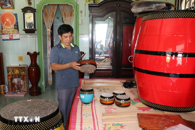 Sản phẩm trống của làng nghề Bình An rất phong phú và đa dạng. (Ảnh: Bùi Giang/TTXVN)