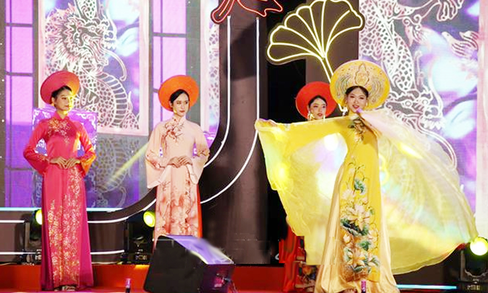 Trình diễn trang phục truyền thống Việt Nam tại Lễ hội.