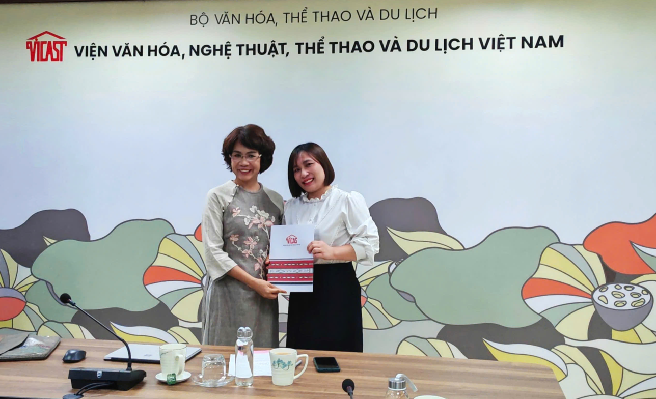 ThS Nguyễn Thùy Vân (bìa phải), Viện Văn hóa, Nghệ thuật, Thể thao và Du lịch Việt Nam.