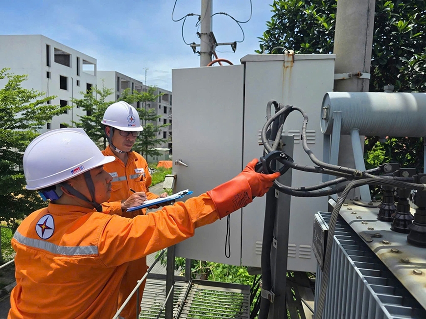 Công nhân Tổng công ty Điện lực miền Bắc kiểm tra thiết bị điện.