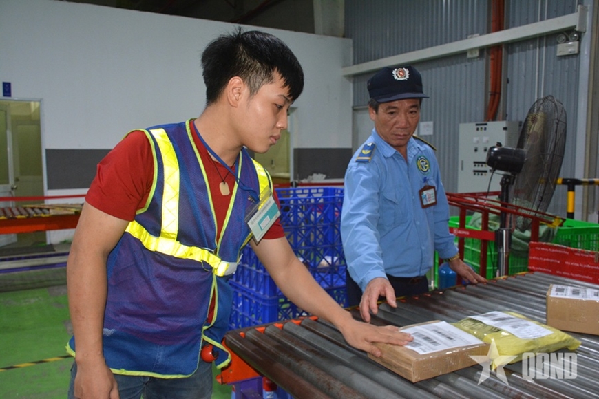 Hoạt động phân loại hàng hóa tại Trung tâm phân loại hàng hóa của Lazada tại Hà Nội.