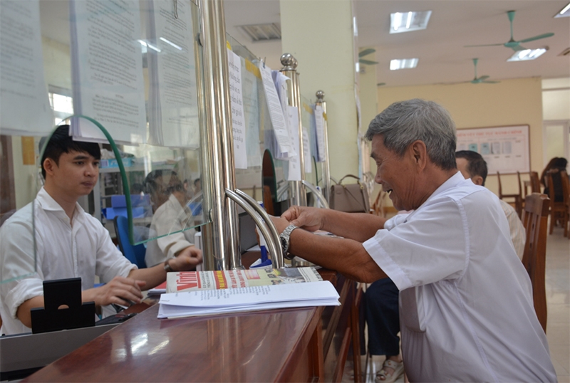 Người dân đến làm các thủ tục hành chính tại Trung tâm phục vụ hành chính công xã Tam Dương, tỉnh Phú Thọ.