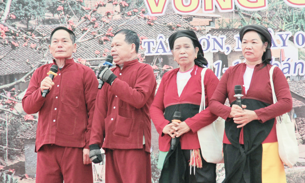 Hát dân ca Sán Dìu trong Hội hát Sloong hao và phiên chợ xuân vùng cao tại xã Tân Sơn. Ảnh: Nguyễn Hưởng.