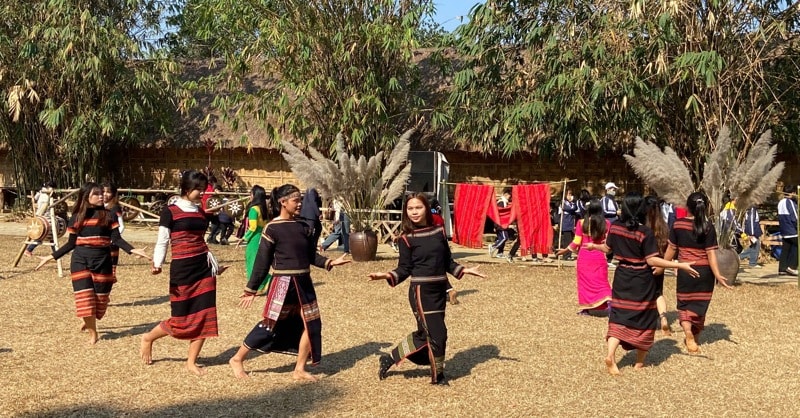 Đồng bào các dân tộc Tây Nguyên đang hoạt động hàng ngày tại Làng Văn hóa - Du lịch các dân tộc Việt Nam biểu diễn tiết mục “Xuân về trên cao nguyên”. Ảnh: LVH