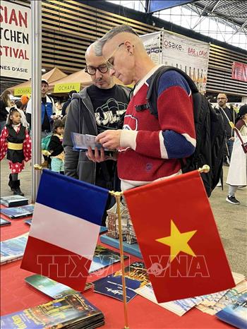 Khách tham quan gian hàng quảng bá du lịch của Trung tâm Văn hóa Việt Nam tại Pháp trong Hội chợ Salon de l'Asie 2025.