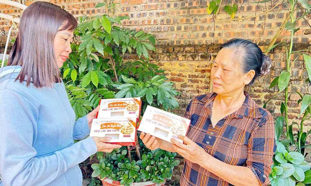 Sản phẩm kẹo lạc do gia đình bà Giáp Thị Kiểm, thôn Tân Thể sản xuất được trang bị bao bì đẹp mắt