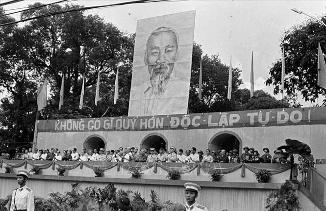 Sáng 15/5/1975, hàng triệu nhân dân Sài Gòn - Gia Định đổ về quảng trường trước trụ sở Ủy ban quân quản thành phố để dự Lễ mừng chiến thắng. Chủ tịch Tôn Đức Thắng cùng nhiều đồng chí lãnh đạo Đảng, Chính phủ, MTTQ Việt Nam tham dự buổi lễ trọng đại này. Ảnh: TTXVN