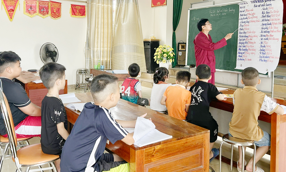 Lớp học tiếng dân tộc tại cộng đồng do thầy giáo Ân Ngọc Lương giảng dạy thu hút nhiều học viên tham gia.