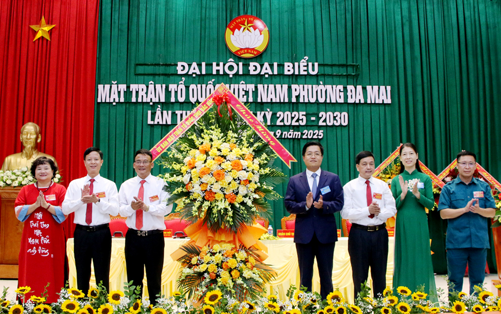 Lãnh đạo Ủy ban MTTQ tỉnh tặng hoa chúc mừng Đại hội.