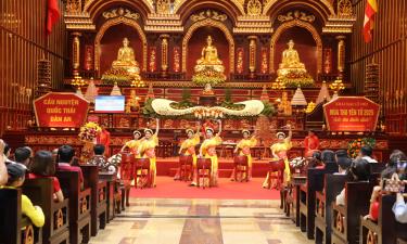 Tiết mục văn nghệ trong phần khai mạc Lễ hội.