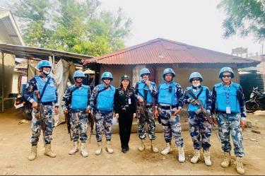Nhà báo Huyền Châm cùng lực lượng cảnh sát Liên hợp quốc tại Nam Sudan.