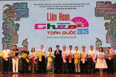 Ban tổ chức tặng hoa cho các đơn vị nghệ thuật tham gia Liên hoan. Ảnh: VH