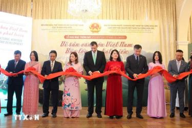 Các đại biểu cắt băng mạc triển lãm “Di sản văn hóa Việt Nam - Bảo tồn và phát triển”. (Ảnh: Viết Thắng/TTXVN)