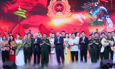 Tổng Bí thư Tô Lâm, các đồng chí lãnh đạo Đảng, Nhà nước, Bộ Quốc phòng giao lưu với các gương điển hình.