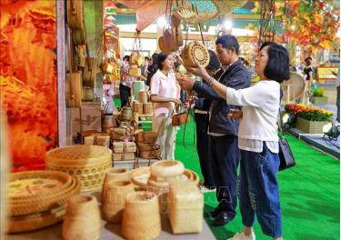 Các gian hàng làng nghề thủ công truyền thống tại không gian 