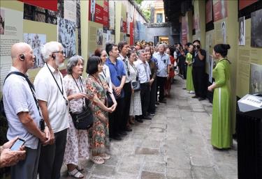 Các đại biểu tham quan trưng bày.