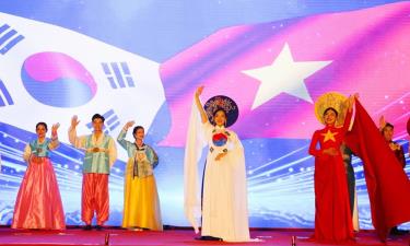 Trình diễn trang phục truyền thống của Việt Nam và Hàn Quốc tại Lễ Khai mạc Lễ hội Việt Nam-Hàn Quốc tại Đà Nẵng.