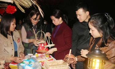 Mặt hàng bày bán chủ yếu ở chợ âm dương là đồ thờ cúng và gà đen.