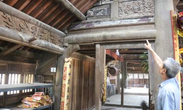 Một số cấu kiện, bức chạm khắc cổ ở đình Lỗ Hạnh bị mưa dột thấm mốc.