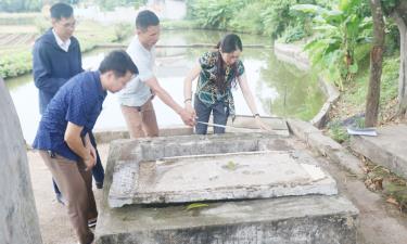 Đoàn cán bộ Bảo tàng Bắc Ninh số 1 khảo sát giếng vuông ở xã Nhã Nam.