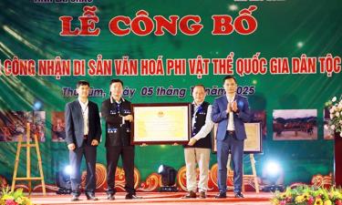 Trao Chứng nhận Diễn xướng Xa Nhà Ca là Di sản văn hóa phi vật thể Quốc gia cho chính quyền nhân dân xã Thu Lũm. (Ảnh: TTXVN)