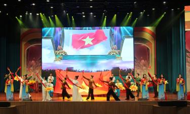 Tiết mục tổ khúc hát múa “Lá cờ Tháng Tám - Mười chín Tháng Tám - Tuyên ngôn độc lập” của đoàn Bắc Ninh được trao Huy chương Vàng.