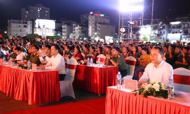 Các đại biểu dự chương trình.