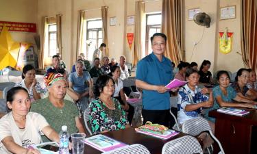 Đồng chí Hoàng Xuân Tùng, Phó Giám đốc Sở Dân tộc và Tôn giáo phổ biến một số nội dung về chính sách dân tộc cho người dân thôn Thác, xã An Lạc.