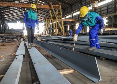 Công nhân làm việc tại Công ty Đóng tàu Phà Rừng (Hải Phòng). Ảnh: TẠ HẢI