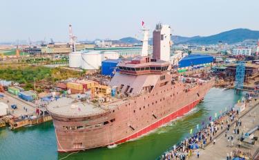 Tàu dịch vụ điện gió ngoài khơi được đóng mới tại Công ty Đóng tàu Hạ Long. Ảnh: TẠ HẢI