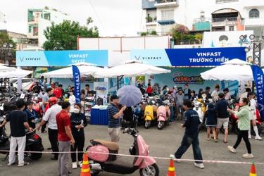 Gian hàng các đại lý VinFast tại Công viên Đầm Sen (TP Hồ Chí Minh) đã đông người tham quan từ sáng sớm.