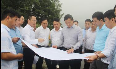 Đồng chí Vương Quốc Tuấn kiểm tra hiện trạng mặt bằng đường tỉnh 287 đoạn qua xã Yên Phong.