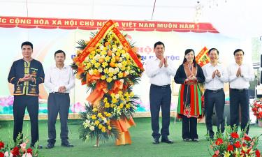Bí thư Tỉnh ủy Nguyễn Hồng Thái cùng các đại biểu tặng hoa chúc mừng Ngày hội Đại đoàn kết toàn dân tại thôn Mậu.