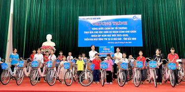 Từ nguồn quỹ bán phế liệu, Hội Liên hiệp Phụ nữ xã Nhã Nam tặng xe đạp cho học sinh khó khăn.