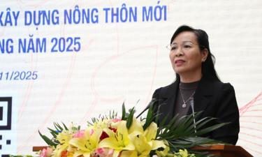 Đồng chí Nguyễn Thị Hà, Chủ tịch Ủy ban MTTQ tỉnh phát biểu tại lớp bồi dưỡng.