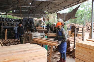 Một xưởng gỗ ở thôn Thoi tạo việc làm cho nhiều người địa phương.