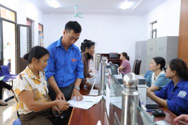 Đoàn viên thanh niên xã Ngọc Thiện hướng dẫn người dân sử dụng kỹ năng số