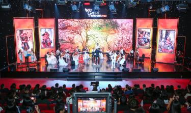 Khán giả được đắm chìm trong không gian âm nhạc tráng lệ và cảm xúc.