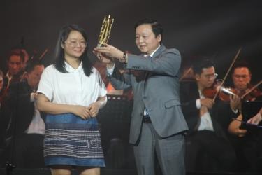 Phó Thủ tướng Chính phủ Trần Hồng Hà trao Giải phim hay nhất của Hạng mục phim Châu Á dự thi cho đạo diễn trẻ Hà Lệ Diễm tại DANAFF I. Ảnh: TL