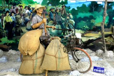 Ông Ma Văn Thắng, Phú Thọ với chiếc xe đạp thồ đạt kỷ lục chở 325kg hàng trong chiến dịch Điện Biên Phủ 1954 trưng bày tại Bảo tàng Chiến thắng Điện Biên Phủ (ảnh báo Điện Biên Phủ)