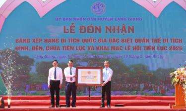 Thừa ủy quyền của Thủ tướng Chính phủ, đồng chí Mai Sơn trao Bằng xếp hạng di tích quốc gia đặc biệt cho huyện Lạng Giang và xã Tiên Lục.