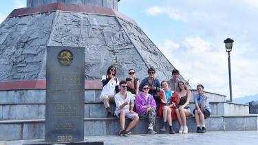 Du khách quốc tế check-in tại Cột cờ Lũng Cú, Hà Giang (Ảnh: THỦY NGUYÊN)