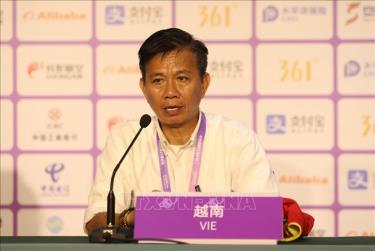 HLV Hoàng Anh Tuấn phát biểu tại buổi họp báo. Ảnh: Hoàng Linh/TTXVN